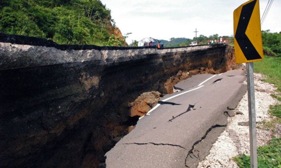 Hondūro ekonomikos centrą sukrėtė stiprus žemės drebėjimas. 
