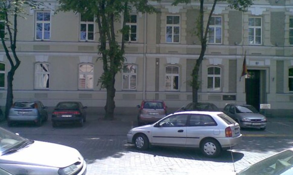 Vilniuje, Šventaragio g., paliktas stovėti automobilis nuriedėjo į gatvės vidurį.