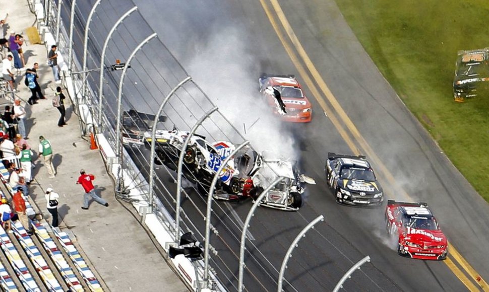 Kraupi avarija „NASCAR“ lenktynėse.