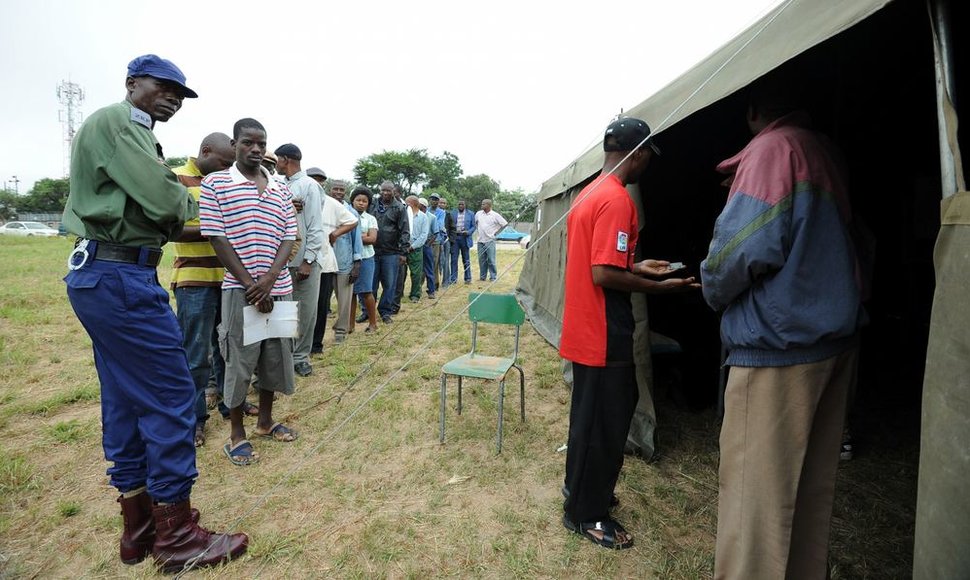 Zimbabvė balsuoja referendume dėl naujos konstitucijos. 