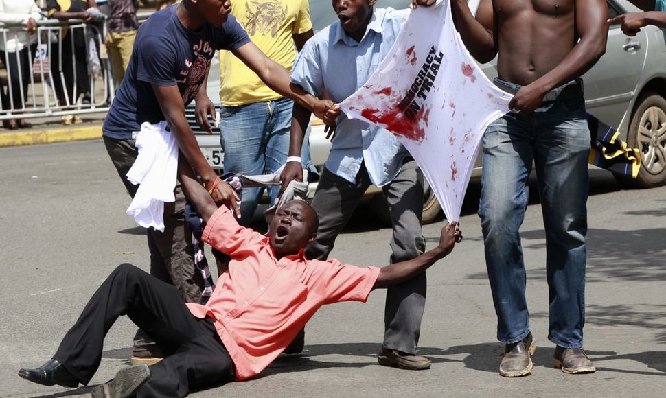 Kenijos policija vaikė ašarinėmis dujomis prezidento posto siekusio Railos Odingos šalininkus.