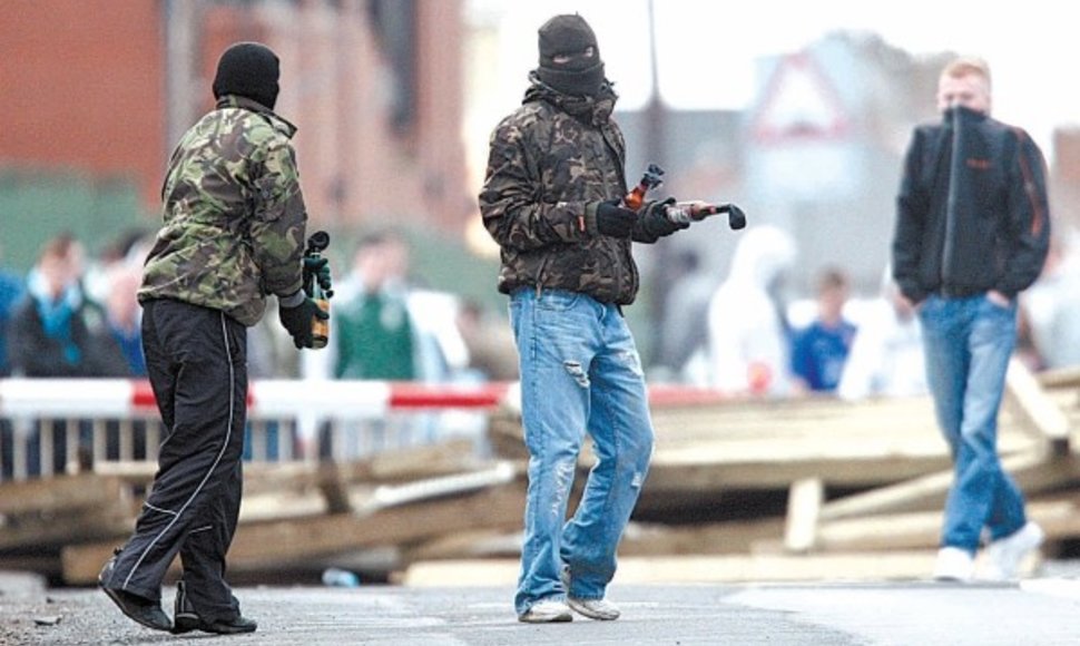 Belfaste dažnai smurtaujama dėl religinių nesutarimų. Pastaruoju metu augančią grėsmę pajuto ir imigrantų bendruomenės.