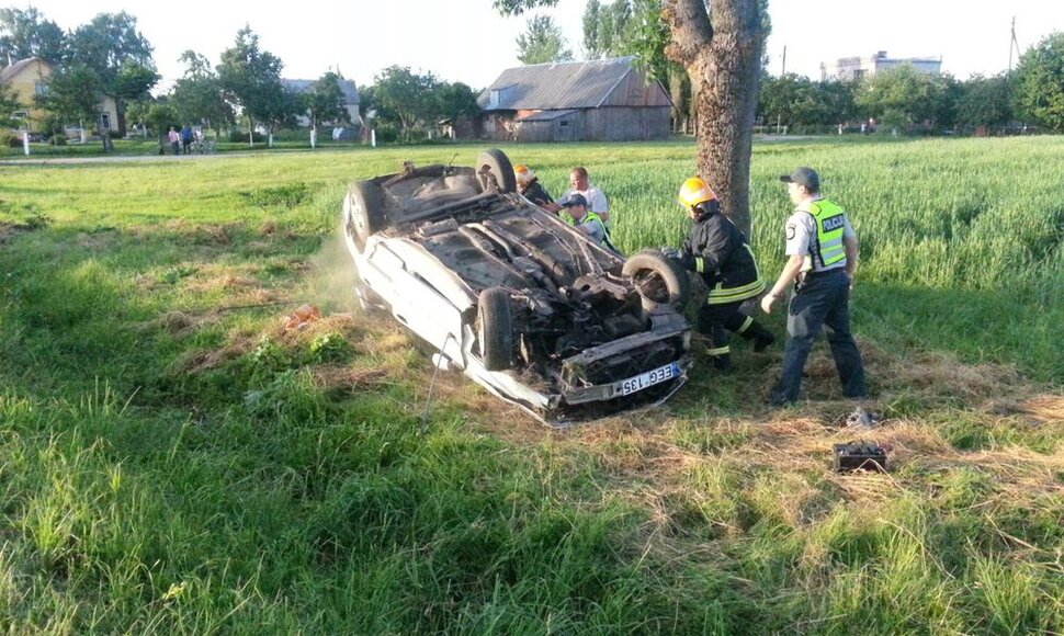 Tauragės rajone girtas vairuotojas nuskriejo nuo kelio ir apvirto.