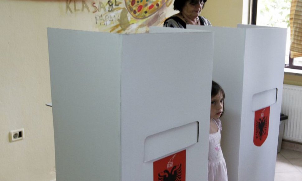 Albanai balsuoja rinkimuose. 