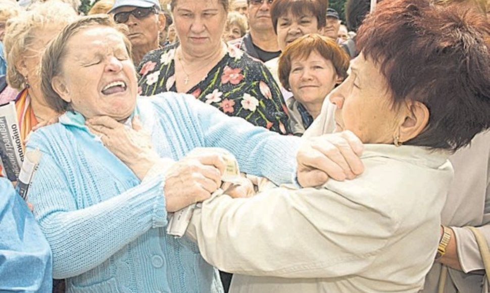 Latvijoje sumažinus pensijas 10 proc., pensininkai išėjo į gatves ginti savo teisių. Kai kurie net susimušė.
