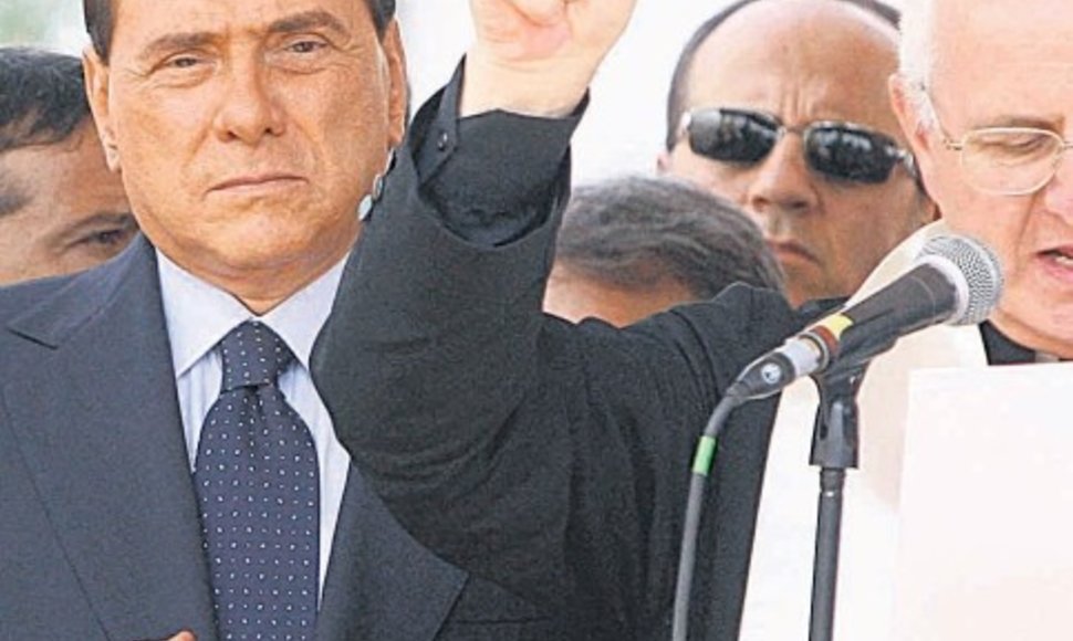 Berlusconi ginasi nesąs šventasis. Opozicijos atstovai linkę to nelaikyti lengvinančia aplinkybe.