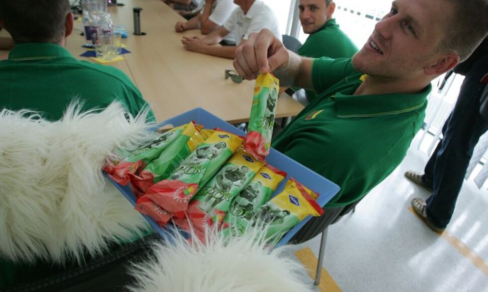 Penktadienį Europos čempionatui besiruošianti Lietuvos vyrų krepšinio rinktinė viešėjo „Mažeikių naftos“ gamykloje, Mažeikių mieste bei ledų gamykloje.