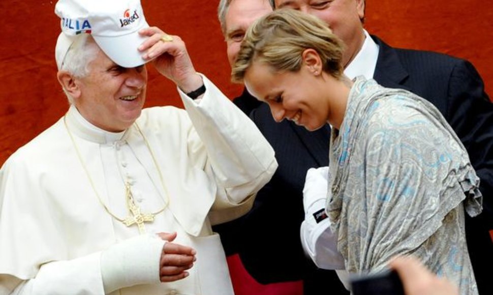 Popiežius Benediktas XVI gavo dovanų kepuraitę su Italijos plaukimo rinktinės emblema. 