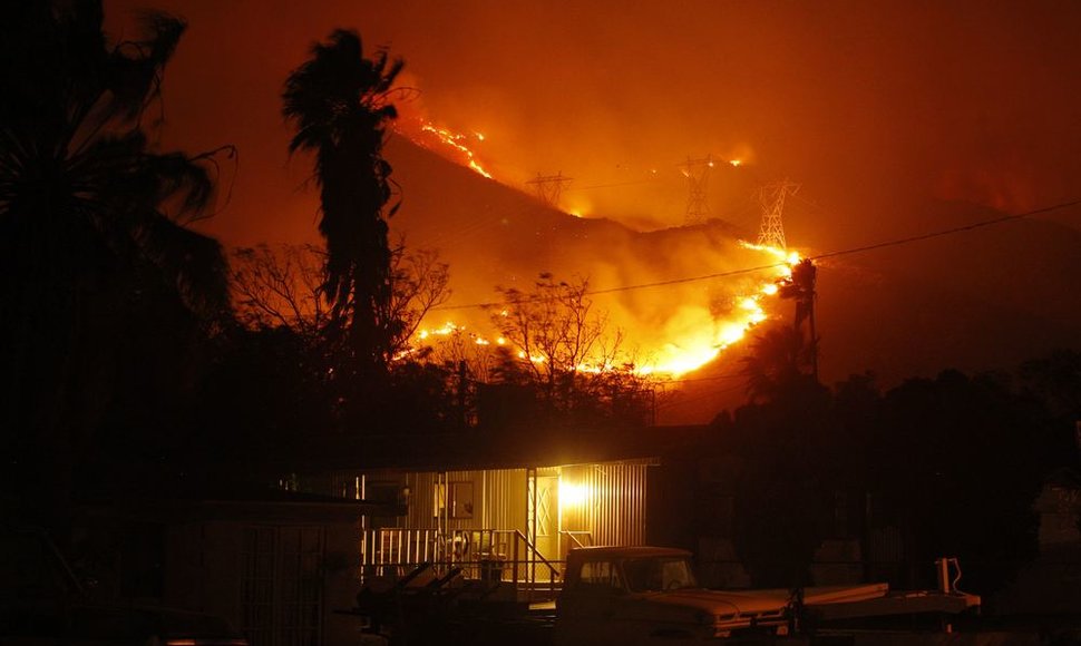 Kalifornijoje plečiasi miško gaisrai. 