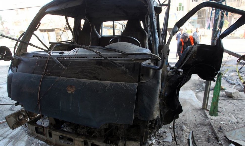 Bagdade prie kavinių ir turguose sproginėjo automobiliuose padėtos bombos. 