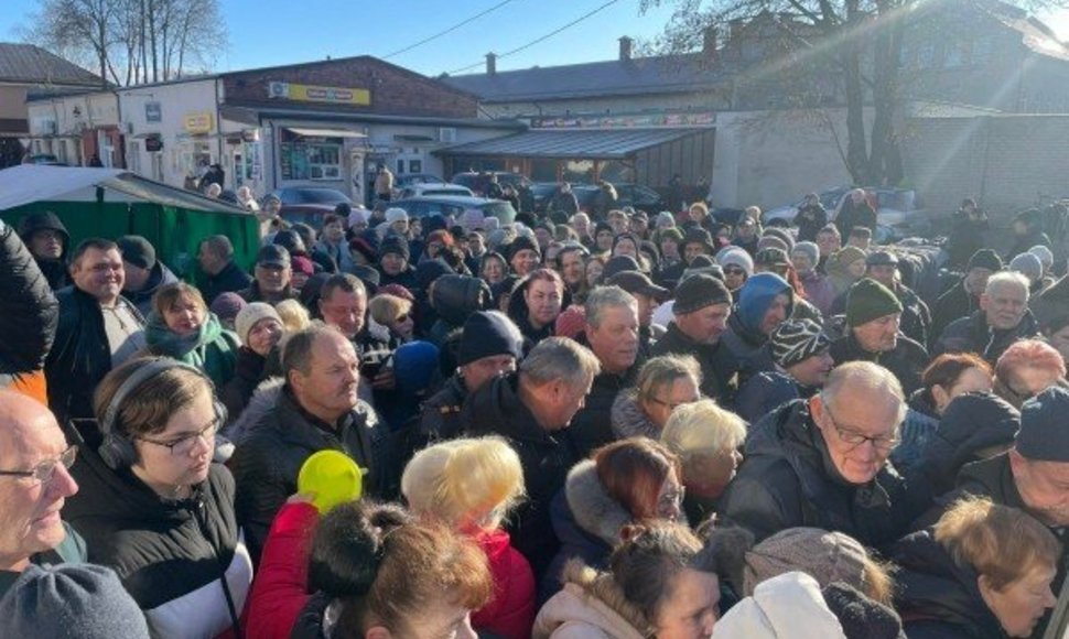 Šeštadienio rytą Šilutės Halės turguje prie nemokamo pieno būriavosi minia žmonių.