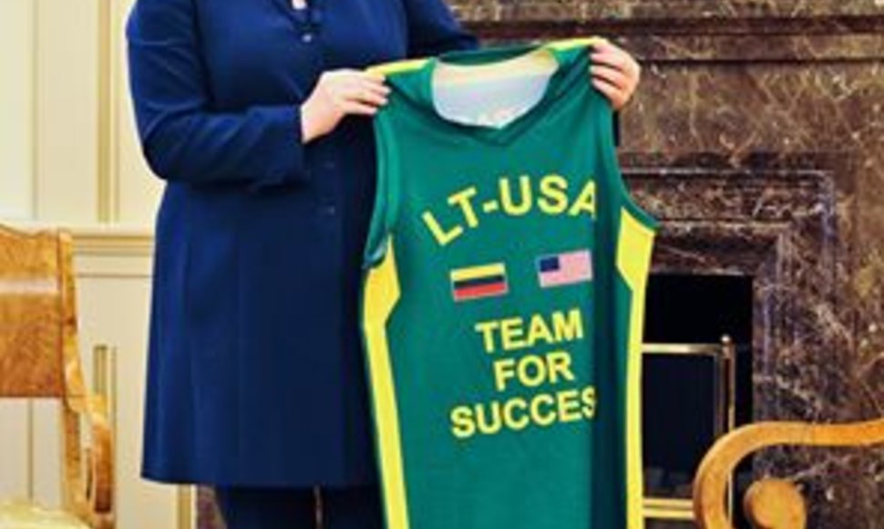 Dalia Grybauskaitė Barackui Obamai padovanojo filmo „Kita svajonių komanda“ DVD ir marškinėlius.