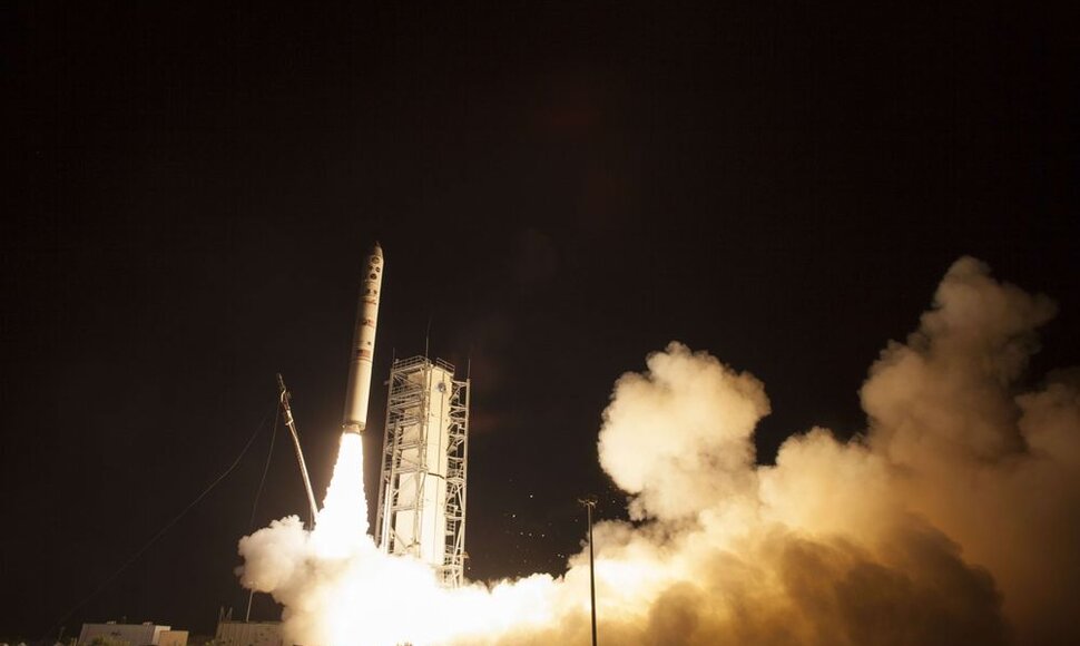 NASA paleido Mėnulio atmosferą tirsiantį erdvėlaivį.