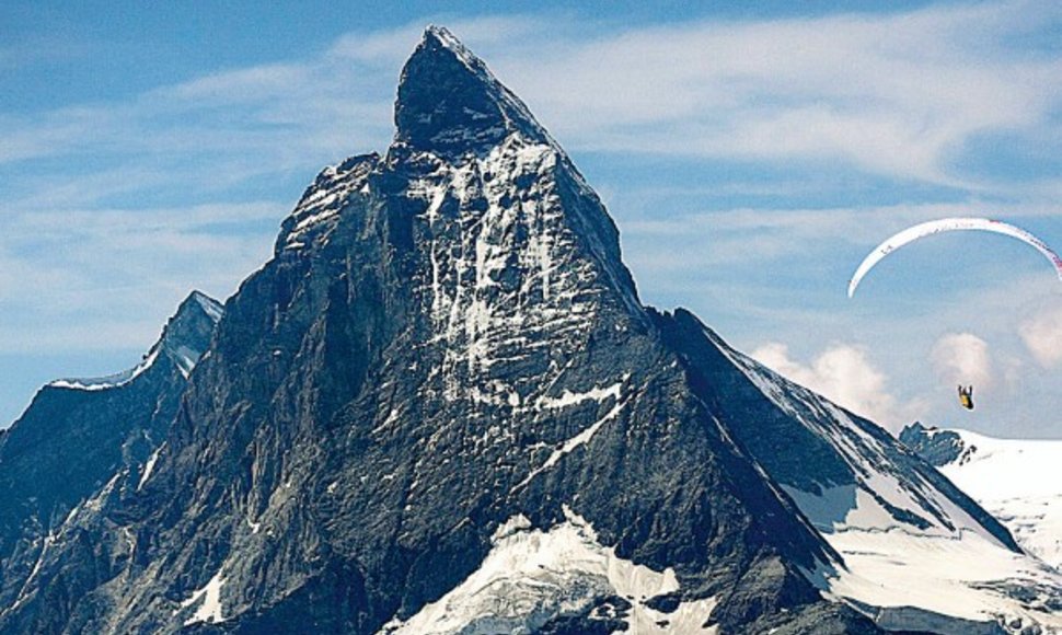 Alpės pamažu vaduojasi iš savo ledinių apdarų.