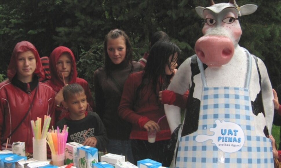 Šeštadienį, rugpjūčio 29 d., Kauno zoologijos sode vykusioje pieno šventėje 137 vaikučiai vienu metu gėrė UAT pieną.