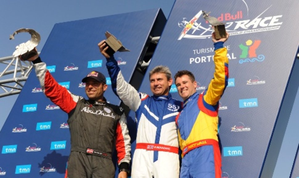 Britas Paulas Bonhomme sekmadienį stebint rekordinei 720 tūkst. žiūrovų miniai laimėjo „Red Bull Air Race“ oro lenktynių trilerį Porto mieste.
