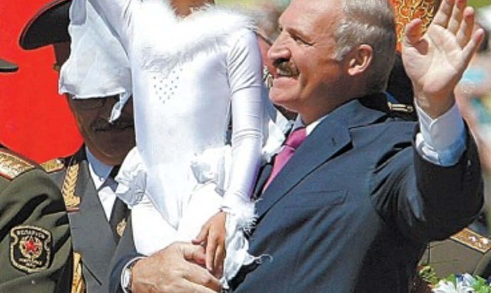 A.Lukašenka per Baltarusijos nepriklausomybės šventę liepos 3 dieną su išpuošta mergaite.