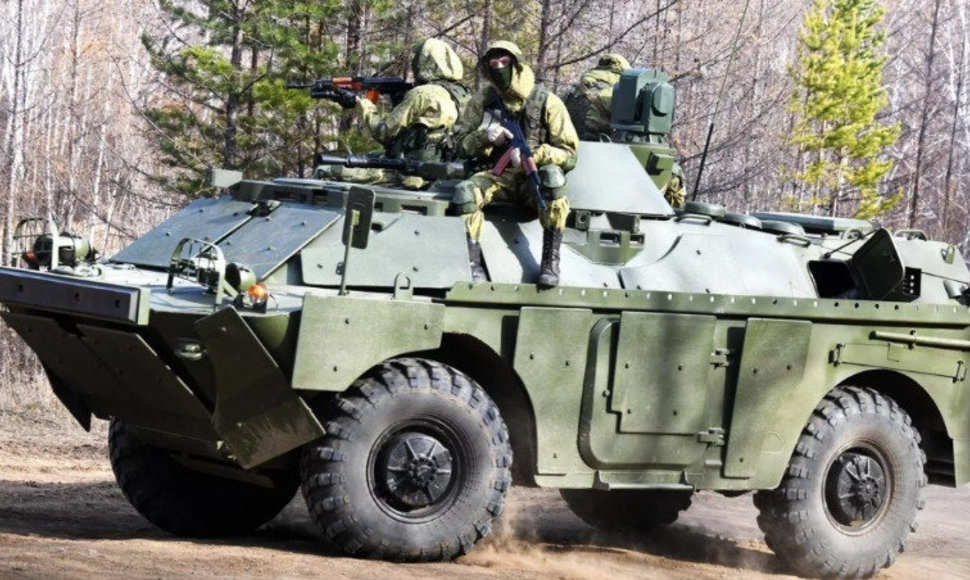 Palydovinės nuotraukos atskleidžia, kad rusų okupantai aktyviai iš sandėlių išveža šarvuotuosius transporterius „BRDM-2“.