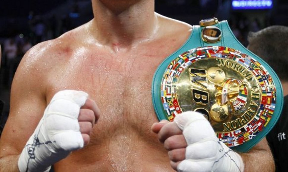 38 metų ukrainietis Vitalijus Kličko šeštadienį Los Andžele (JAV) apgynė sunkaus svorio pasaulio bokso čempiono titulą pagal WBC (World Boxing Council) versiją.