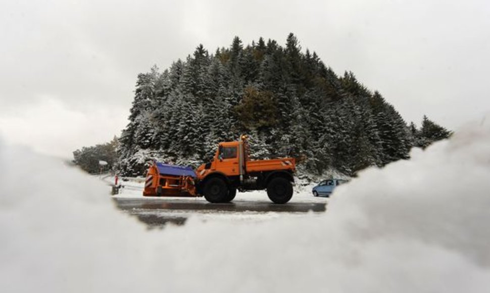 Antradienį Šiaurės Vokietiją, Šveicariją, Lenkiją ir Rusiją užklojo pirmasis sniegas. Lenkijoje sniego storis vietomis siekė iki 40 centimetrų. Šveicarijoje ir Vokietijoje trumpam buvo sutrikdytas eismas kalnų keliais.