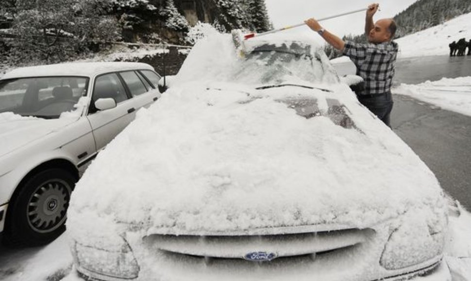 Antradienį Šiaurės Vokietiją, Šveicariją, Lenkiją ir Rusiją užklojo pirmasis sniegas. Lenkijoje sniego storis vietomis siekė iki 40 centimetrų. Šveicarijoje ir Vokietijoje trumpam buvo sutrikdytas eismas kalnų keliais.