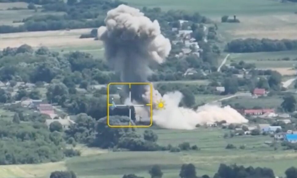 Ukrainiečiai smogė Rusijos bepiločių orlaivių operatorių bazei: panaudotą ginklą tiekia amerikiečiai.
