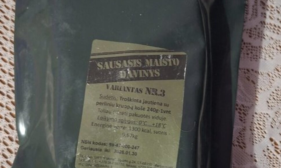 Prekiauja sausu maisto daviniu.