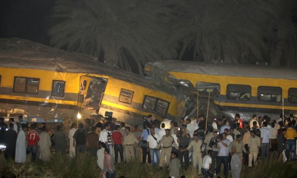 Nelaimė įvyko Gizoje, už 50 kilometrų į Pietus nuo Kairo, kai vienas traukinys staiga sustojo, o kitas rėžėsi į jo galą.
