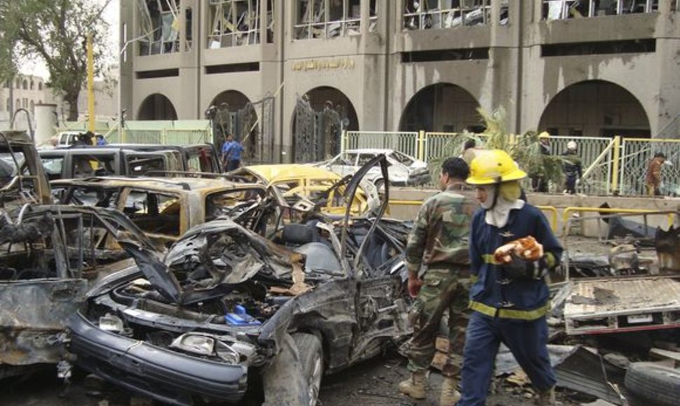 Irako sostinės centre prie dviejų vyriausybinių pastatų sekmadienį sprogo dviejų mirtininkų automobiliai.