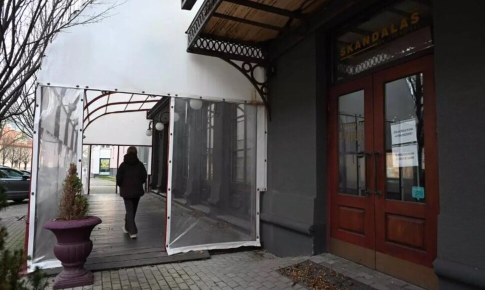 Leidimas laikinai pavėsinei "Skandalą" valdžiusiai bendrovei i&scaron;duotas iki kitų metų kovo 31 dienos, tad iki pavasario klaipėdiečiams teks kęsti &scaron;io statinio kaimynystę.