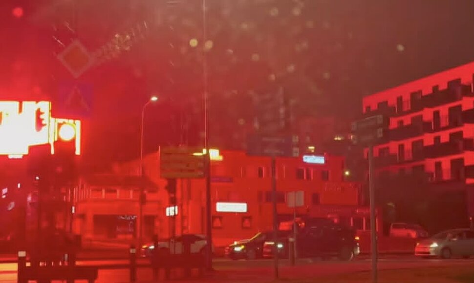 Reklaminio stendo &scaron;viesa erzina gyventojus.