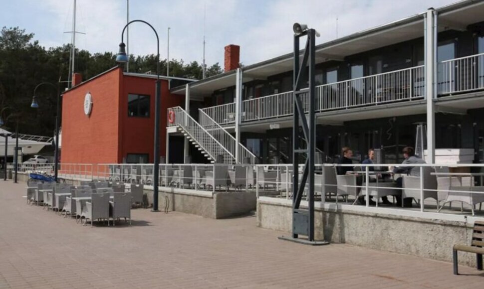 Vietoje duris užvėrusio &bdquo;Caca&ldquo; restobaro Smiltynės jachtklube &scaron;ią vasarą &scaron;eimininkaus amerikieti&scaron;kos maisto kultūros atstovas &ndash; grill restoranas &bdquo;Smoke by Chef the viking&ldquo;, kuriam vadovauja garsus &scaron;efas Vylius Blauzdavičius.