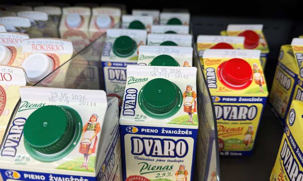 Pirkėjas „Maximoje“ pastebėjo pasibaigusio ir besibaigiančio galiojimo produktų, kurie nebuvo prie nukainotų prekių.