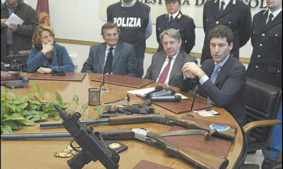 Italijos karabinieriai demonstruoja i&scaron; mafiozų atimtus ginklus.