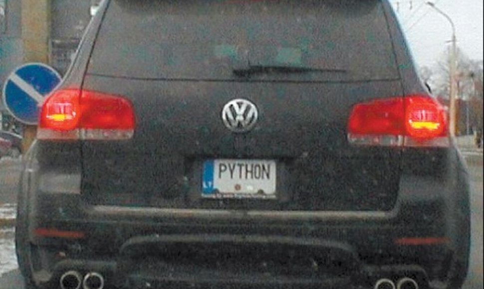 Viešinti savo pavardės nepanoręs verslininkas neteko ant automobilio „VW Touareg“ uždėto valstybinio numerio PYTHON.