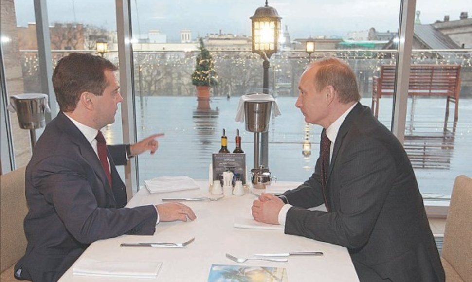 Apžvalgininkai tvirtina, kad D.Medvedevo ir V.Putino tandemas tebeveikia. Po suvažiavimo lyderiai susitiko pasikalbėti ir pavalgyti Sankt Peterburgo restorane.