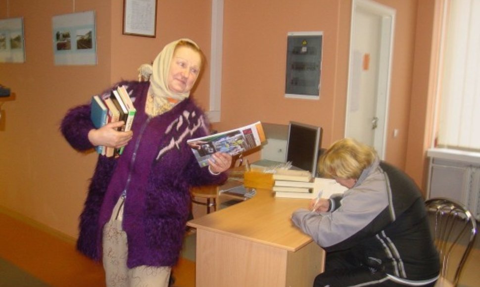 Panevėžio 9–osios vidurinės mokyklos bibliotekininkė D.Jucienė (kairėje) piktinasi dėl išjungto šildymo, bet stengiasi neprarasti humoro jausmo.