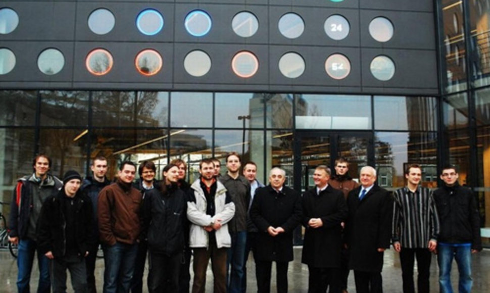 Vroclavo technikos universiteto (Lenkija) studentai savo fakulteto pastato išorę papuošė gigantišku šviesos diodų laikrodžiu.