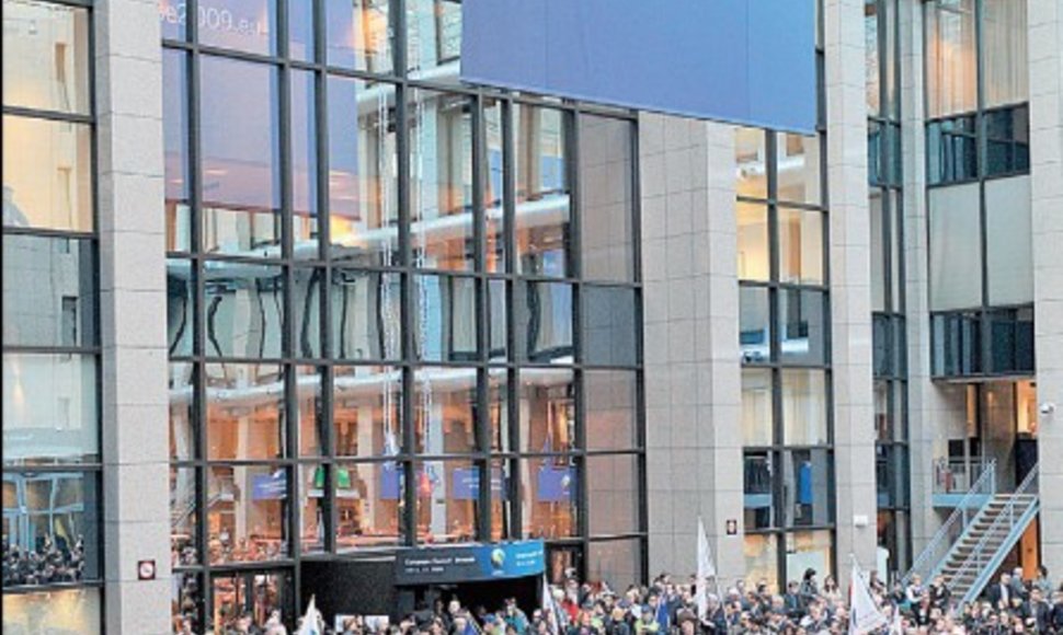 Tūkstančiai streikuojančių ES tarnautojų būriavosi Europos Komisijos būstinės vestibiulyje.