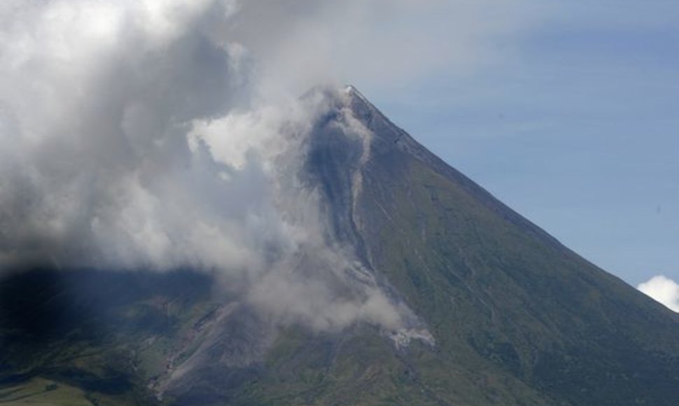 Filipinų pareigūnai padidino pavojaus lygį aplink aktyviausią šalies Majono ugnikalnį ir įspėjo, kad artimiausiomis dienomis jis gali išsiveržti. Pavojaus zona aplink ugnikalnį taip pat išplėsta iki 10 kilometrų.