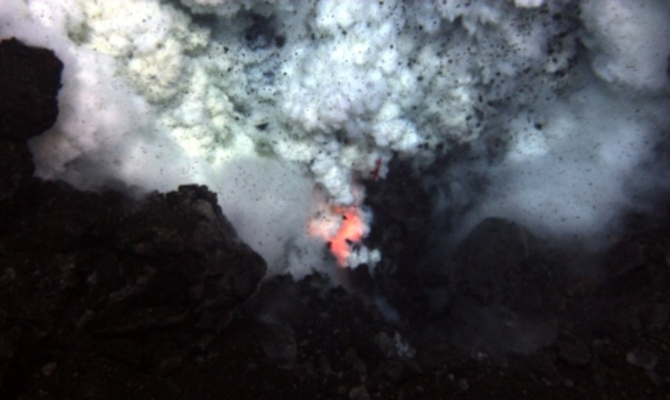 Mokslininkams pavyko nufilmuoti vieno iš pačių giliausių povandeninių ugnikalnių išsiveržimą.