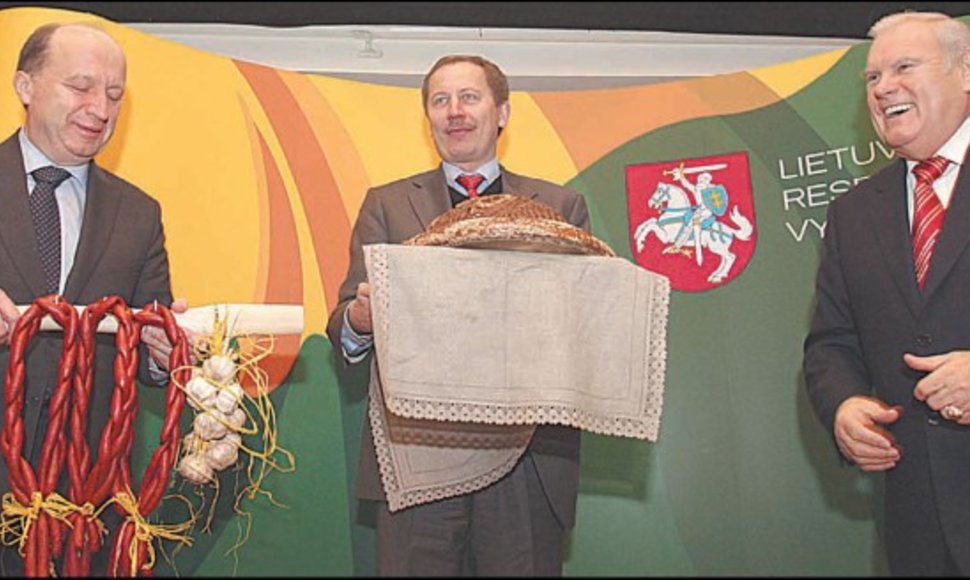 „Metų gaminio“ laureatai atsiėmė medalius, o premjerui A.Kubiliui (kairėje) visų šalies gamintojų vardu įteikta speciali „antikrizinė“ dovana.