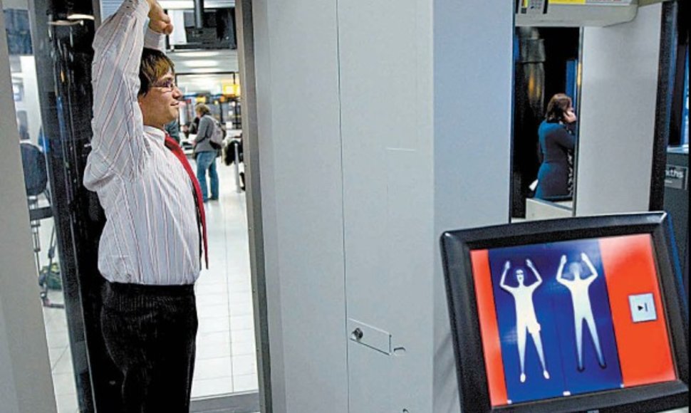 Amsterdamo Schipholo oro uoste keleiviai jau tikrinami kūno skeneriais.