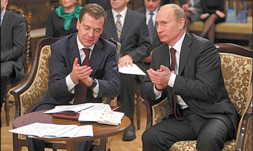 Rusijos tandemas: premjeras V.Putinas (dešinėje) ir prezidentas D.Medvedevas.