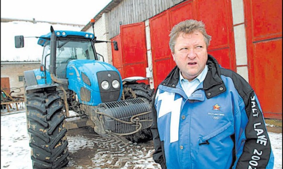 Žemės ūkio ministras K.Starkevičius, pailsėjęs Egipte, darbuojasi savo ūkyje Kauno rajone.