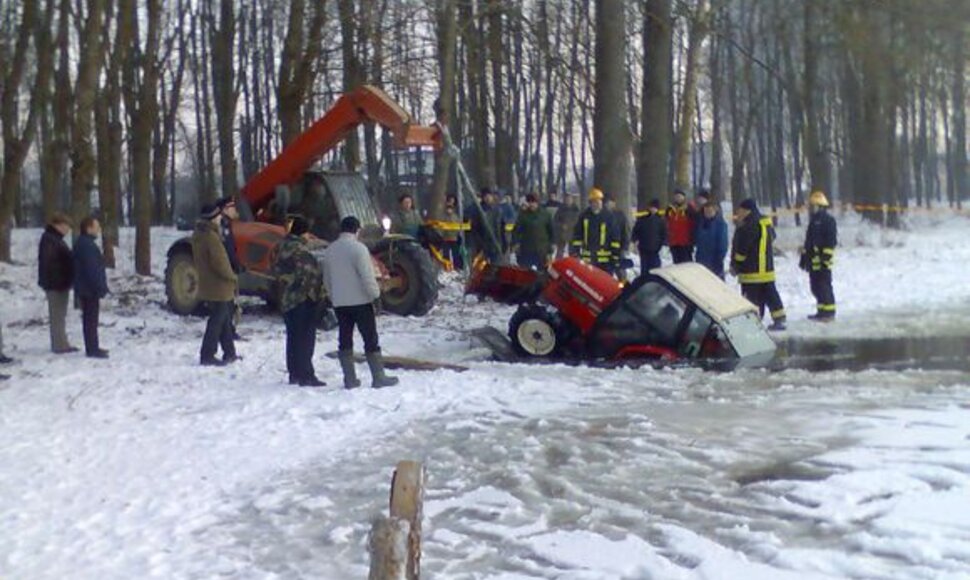 Ant tvenkinio ledo trasą automobilių varžyboms ruošęs lengvasis traktorius atsidūrė vandenyje, traktorininkas išsigelbėjo.