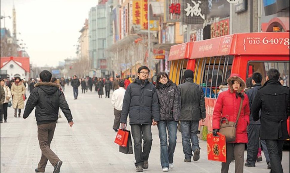 Kinija grėsmingai artėja prie Japonijos, turinčios antrą pagal dydį ekonomiką pasaulyje.
