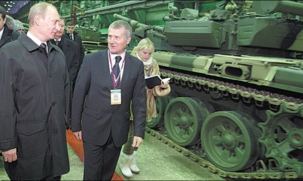 Premjeras V.Putinas mėgsta lankytis Rusijos ginklų gamyklose.