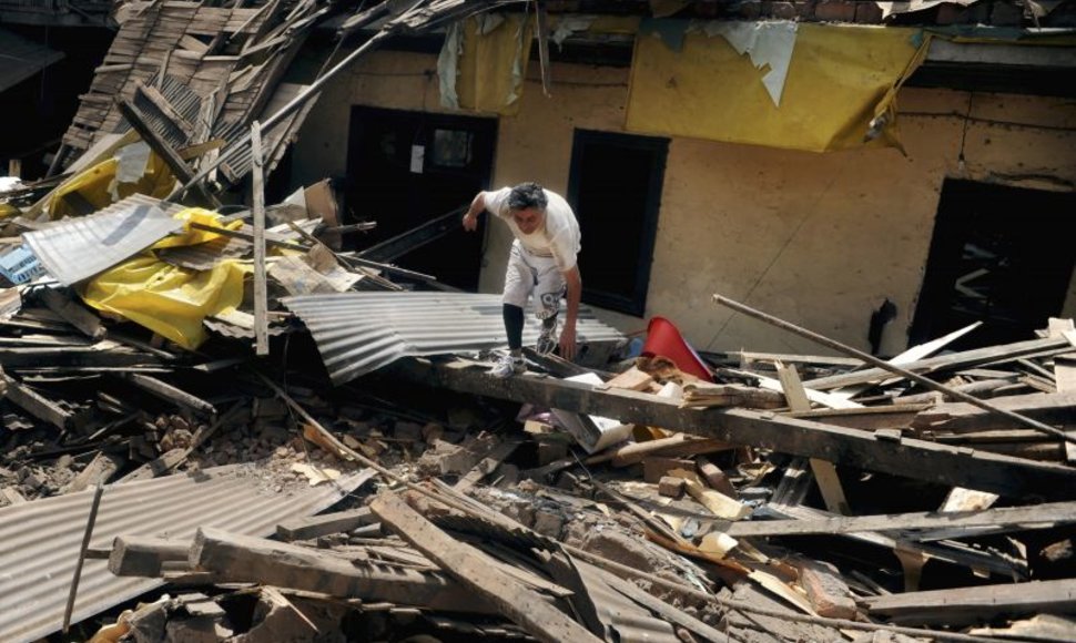 Žemės drebėjimas sugriovė daugybę pastatų. 