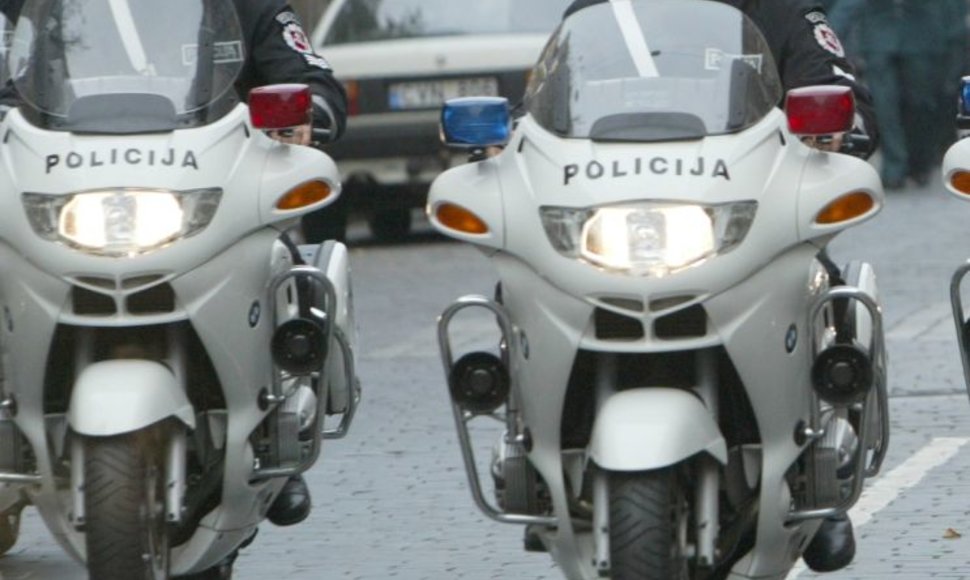 Keliuose pasirodys motociklais patruliuojantys pareigūnai.